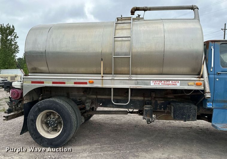 image for item MQ9400 1990 Ford F700  water truck