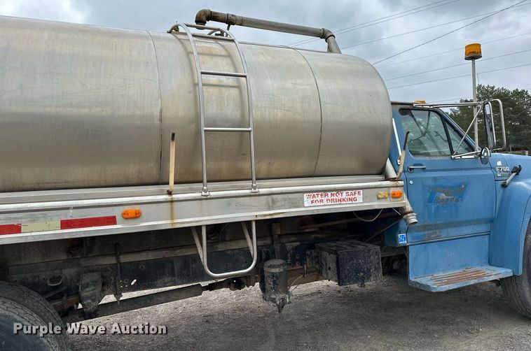 image for item MQ9400 1990 Ford F700  water truck