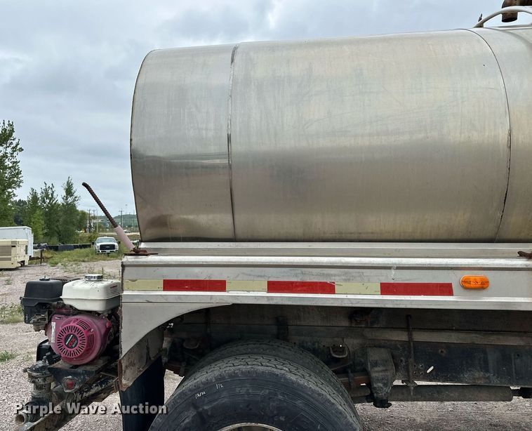 image for item MQ9400 1990 Ford F700  water truck