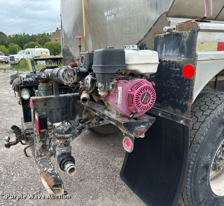 image for item MQ9400 1990 Ford F700  water truck