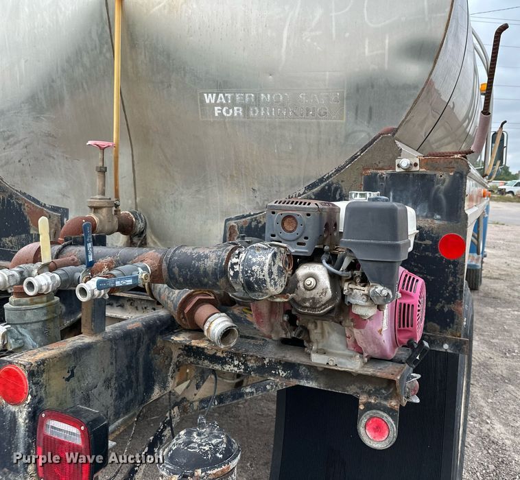 image for item MQ9400 1990 Ford F700  water truck