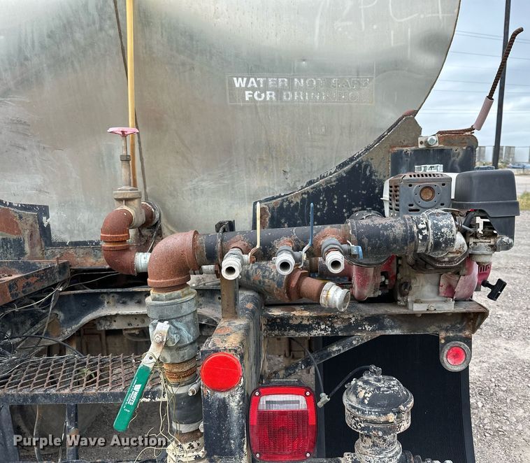 image for item MQ9400 1990 Ford F700  water truck