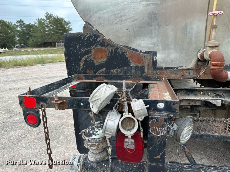 image for item MQ9400 1990 Ford F700  water truck