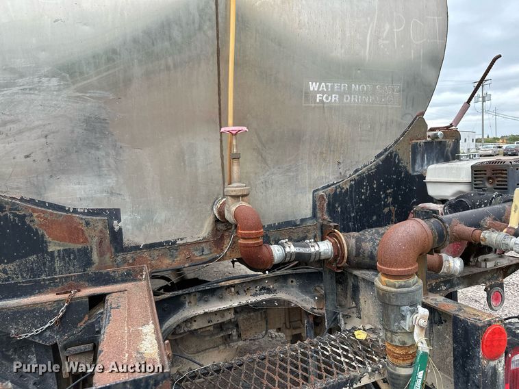 image for item MQ9400 1990 Ford F700  water truck