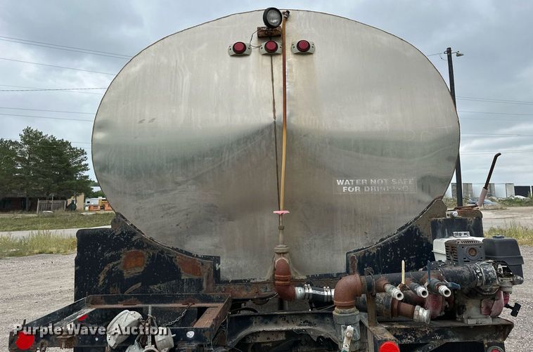 image for item MQ9400 1990 Ford F700  water truck