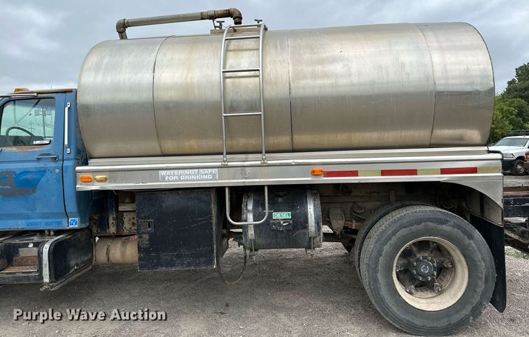 image for item MQ9400 1990 Ford F700  water truck