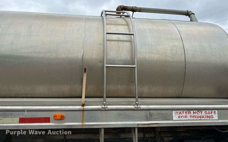 image for item MQ9400 1990 Ford F700  water truck