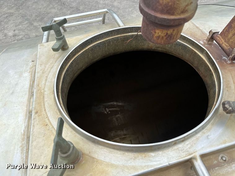 image for item MQ9400 1990 Ford F700  water truck