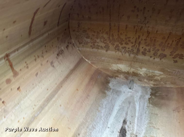 image for item MQ9400 1990 Ford F700  water truck