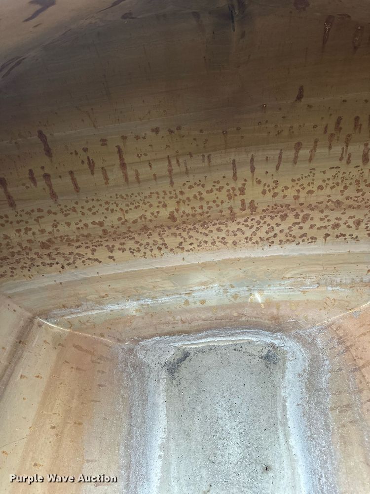 image for item MQ9400 1990 Ford F700  water truck