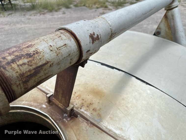 image for item MQ9400 1990 Ford F700  water truck