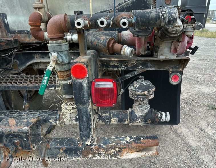 image for item MQ9400 1990 Ford F700  water truck