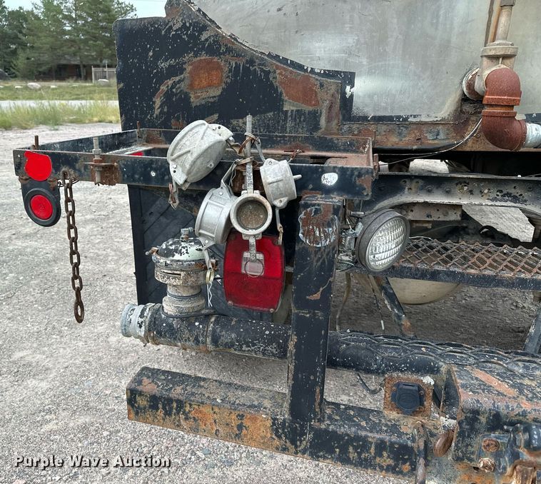 image for item MQ9400 1990 Ford F700  water truck