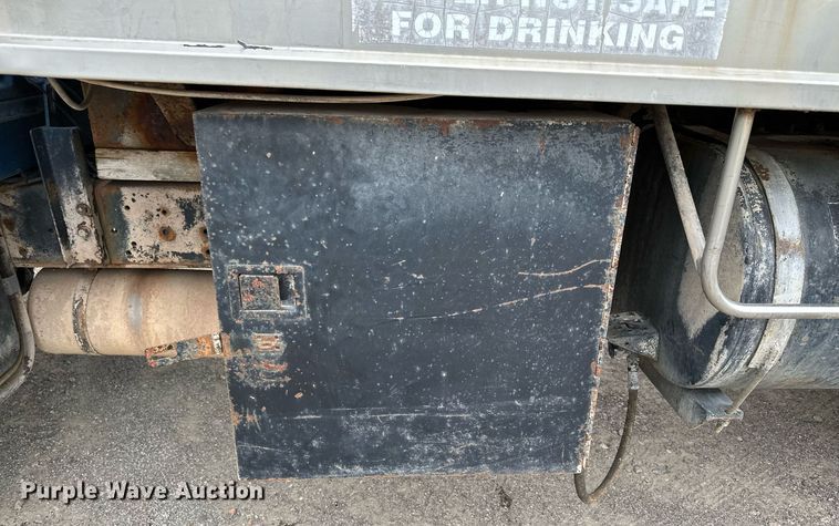 image for item MQ9400 1990 Ford F700  water truck