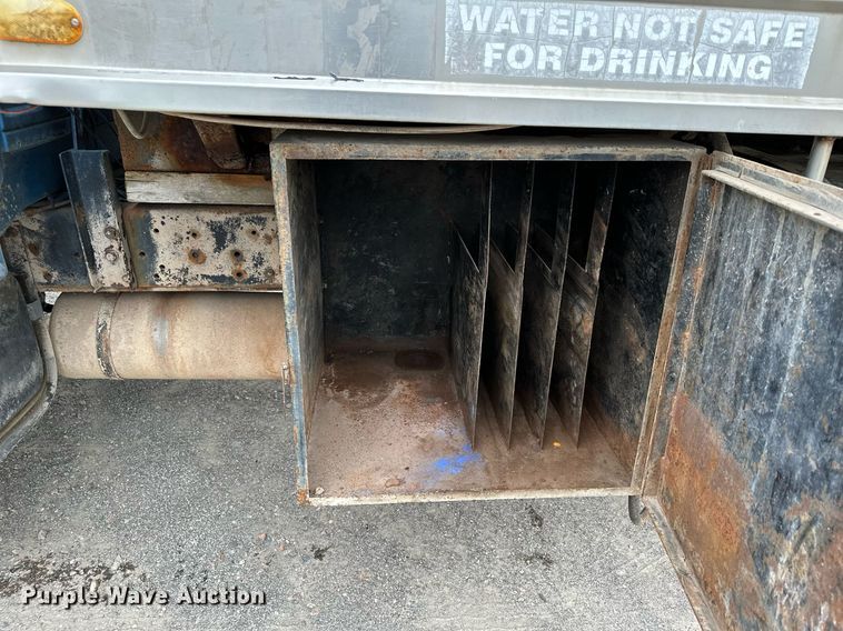 image for item MQ9400 1990 Ford F700  water truck