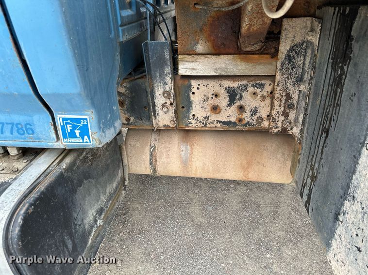 image for item MQ9400 1990 Ford F700  water truck