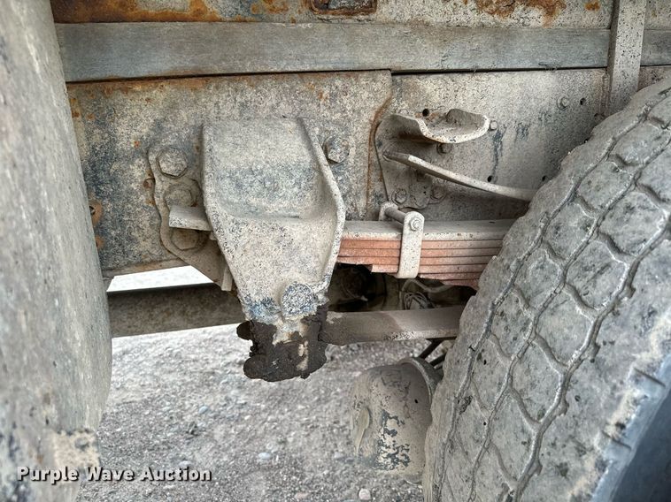 image for item MQ9400 1990 Ford F700  water truck