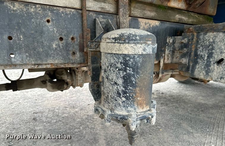 image for item MQ9400 1990 Ford F700  water truck