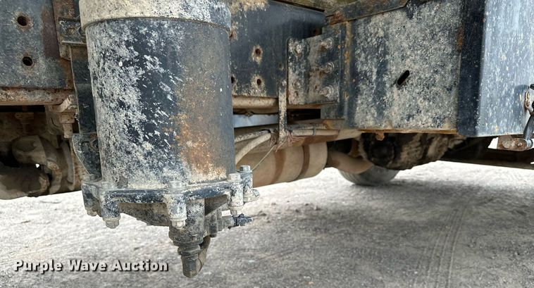 image for item MQ9400 1990 Ford F700  water truck