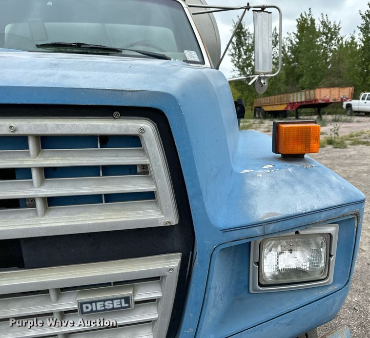 image for item MQ9400 1990 Ford F700  water truck