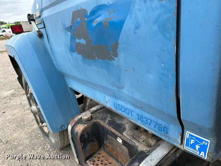 image for item MQ9400 1990 Ford F700  water truck