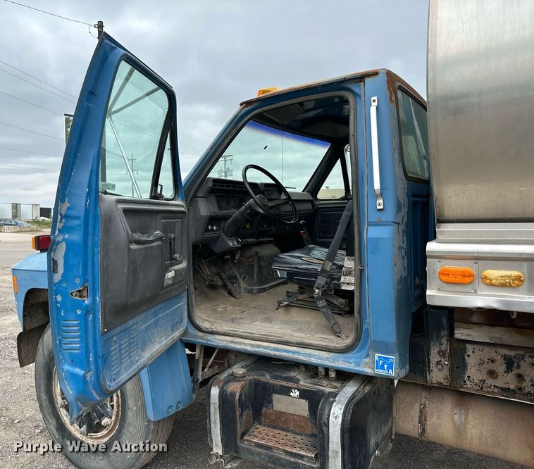 image for item MQ9400 1990 Ford F700  water truck