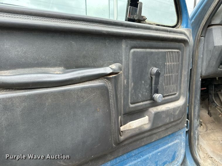 image for item MQ9400 1990 Ford F700  water truck