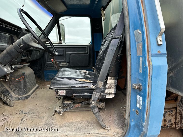 image for item MQ9400 1990 Ford F700  water truck