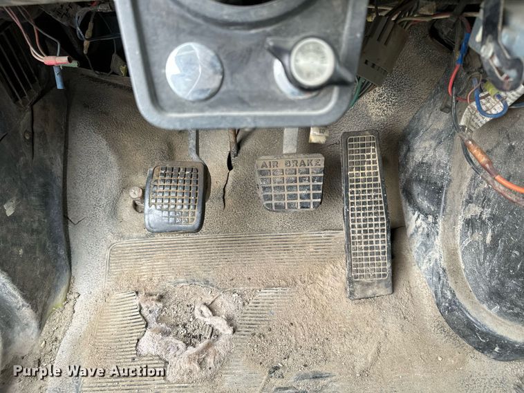 image for item MQ9400 1990 Ford F700  water truck