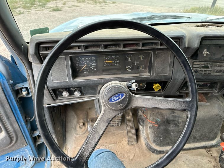 image for item MQ9400 1990 Ford F700  water truck