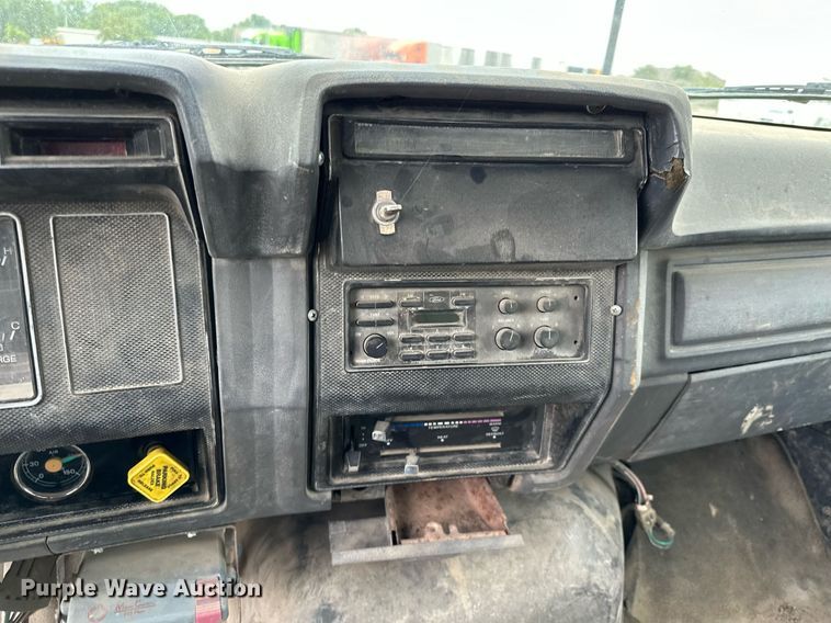 image for item MQ9400 1990 Ford F700  water truck