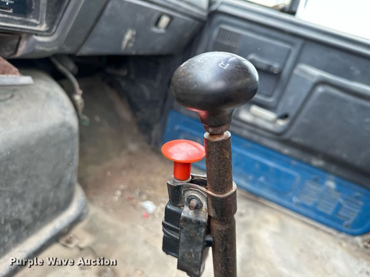 image for item MQ9400 1990 Ford F700  water truck