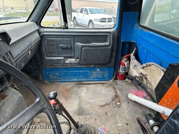 image for item MQ9400 1990 Ford F700  water truck