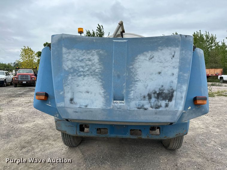 image for item MQ9400 1990 Ford F700  water truck