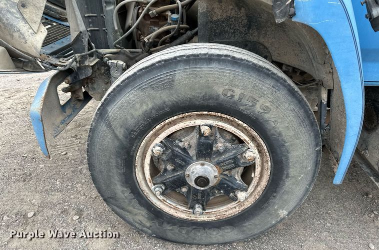 image for item MQ9400 1990 Ford F700  water truck