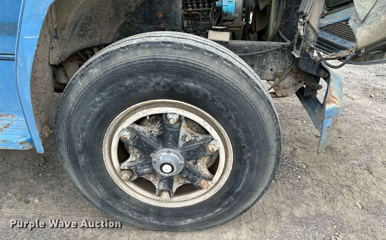 image for item MQ9400 1990 Ford F700  water truck