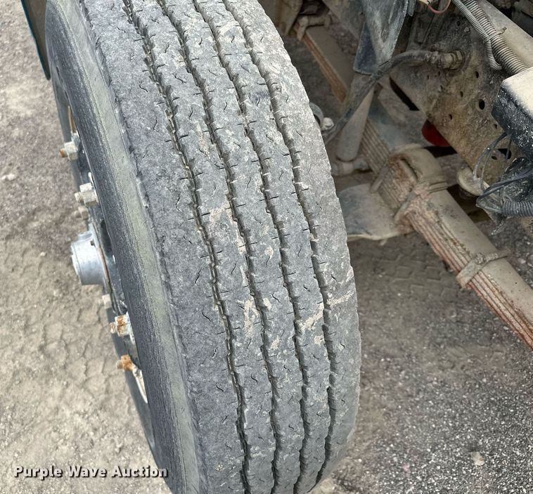 image for item MQ9400 1990 Ford F700  water truck