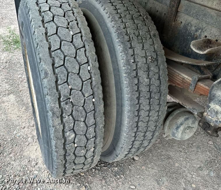 image for item MQ9400 1990 Ford F700  water truck