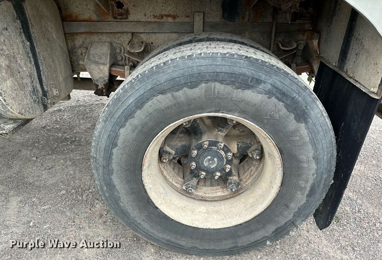 image for item MQ9400 1990 Ford F700  water truck