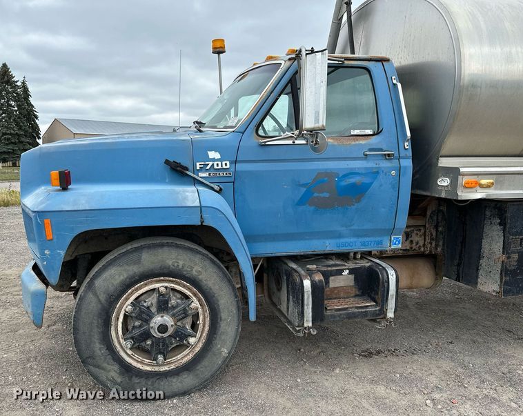 image for item MQ9400 1990 Ford F700  water truck