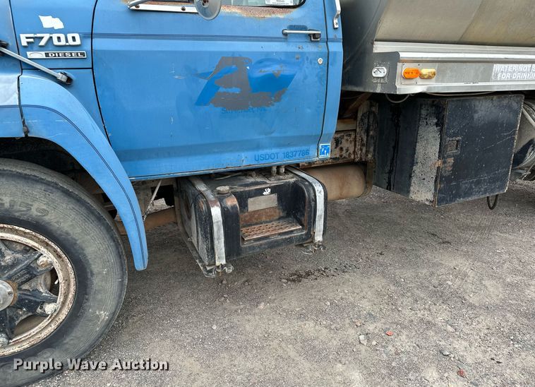 image for item MQ9400 1990 Ford F700  water truck