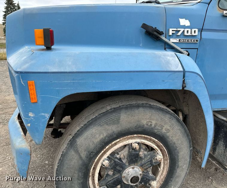 image for item MQ9400 1990 Ford F700  water truck