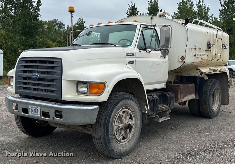 image for item MQ9402 1997 Ford F800  water truck