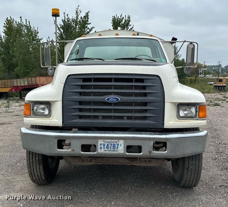 image for item MQ9402 1997 Ford F800  water truck