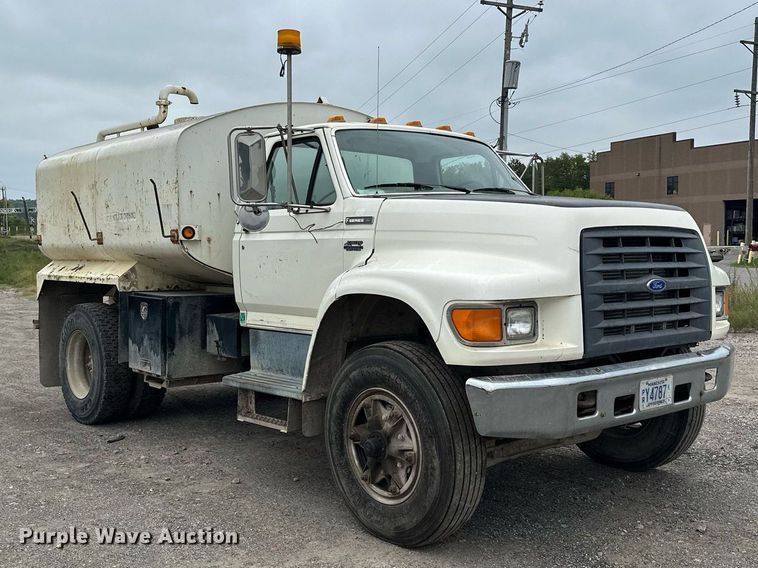 image for item MQ9402 1997 Ford F800  water truck