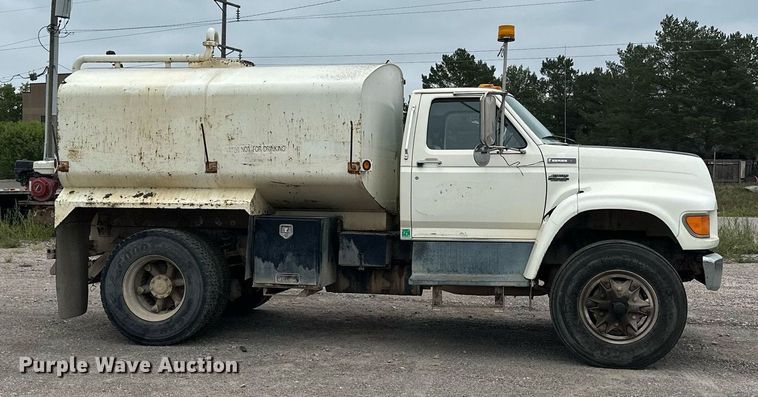 image for item MQ9402 1997 Ford F800  water truck