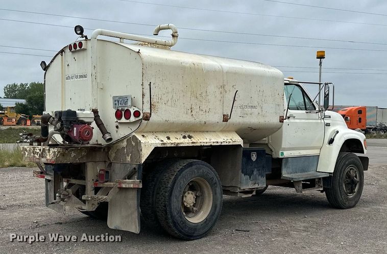 image for item MQ9402 1997 Ford F800  water truck