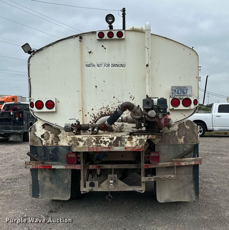 image for item MQ9402 1997 Ford F800  water truck