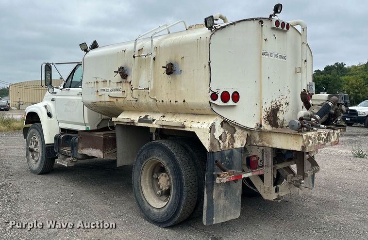 image for item MQ9402 1997 Ford F800  water truck