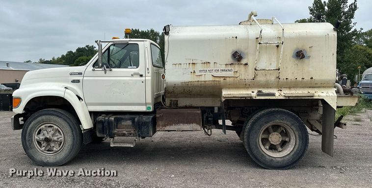 image for item MQ9402 1997 Ford F800  water truck